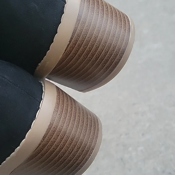 NEW! LOFT Black Faux Suede Chunky Heel Pull On Ankle Boots. - Picture 3 of 6